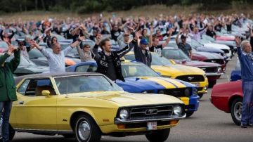 Ford rompe récord de Mustangs congregados en un desfile en Bélgica, donde las ventas del coupé son mayores que en toda Europa