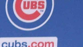 David Ross recibe la camiseta y gorra de los Cachorros de parte del Presidente Theo Epstein y del vicepresidente Jed Hoyer. (Javier Quiroz / La Raza)