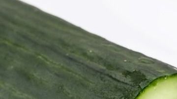 Realizar cambios en los hábitos alimenticios es de gran ayuda, evita el consumo de alimentos ricos en sodio, realiza actividad física regularmente y consume bebidas diuréticas naturales.