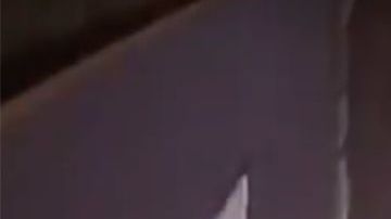 El ladrón sale con el grabado.