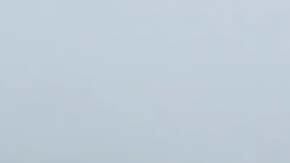 Debido a la nieve, el transito de vehículos se complica en Denver, Colorado.