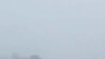 Debido a la nieve, el transito de vehículos se complica en Denver, Colorado.