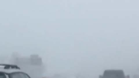 Debido a la nieve, el transito de vehículos se complica en Denver, Colorado.