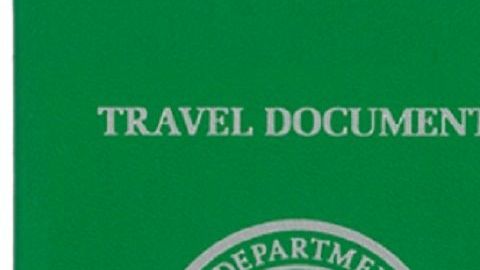 El nuevo documento (izquierda) comienza a expedirse este 24 de octubre.