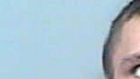 Edward Boulton atacó a tres policías y fue detenido con cargos por consumo de drogas.