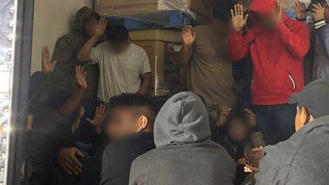 Uno de los inmigrantes detenido es menor de edad.