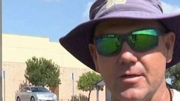 El entrenador Jeff Robbins, quien dirige al equipo de fútbol americano de la Escuela Preparatoria Warren, fue suspendido.