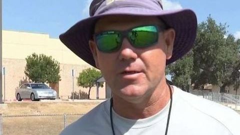 El entrenador Jeff Robbins, quien dirige al equipo de fútbol americano de la Escuela Preparatoria Warren, fue suspendido.
