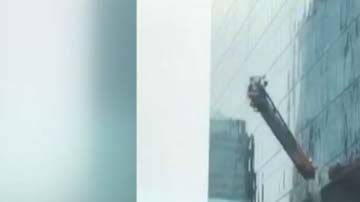 Los trabajadores estuvieron a cinco pisos de su muerte.