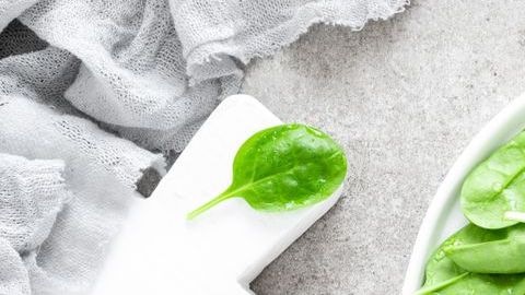 Las espinacas son un superalimento cargado de vitaminas y minerales, su consumo es ideal para personas que quieren bajar de peso, combatir la diabetes, anemia, colesterol alto y enfermedades cardiovasculares.