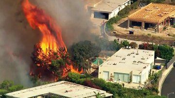 Fuertes incendios siguen azotando al sur de California.