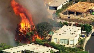 Fuertes incendios siguen azotando al sur de California.