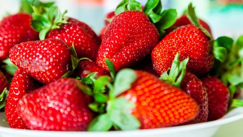 El contenido en vitamina C de las fresas las vuelve un alimento perfecto para tratar resfriados, gripes y catarros. Su consumo habitual es un potente refuerzo para el sistema inmunológico.