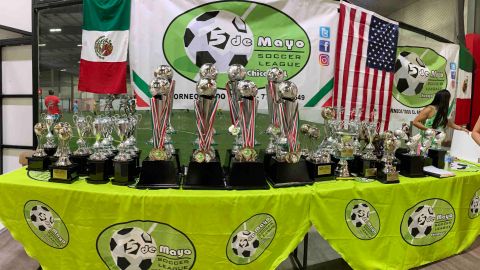 La Liga 5 de Mayo premió a sus campeones con trofeos originales. (Javier Quiroz / La Raza)