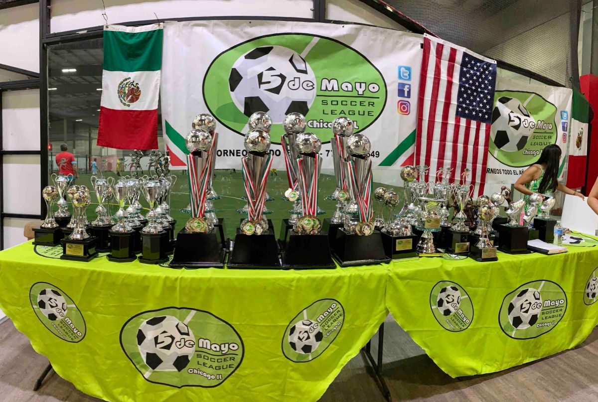 La Liga 5 de Mayo premió a sus campeones con trofeos originales. (Javier Quiroz / La Raza)