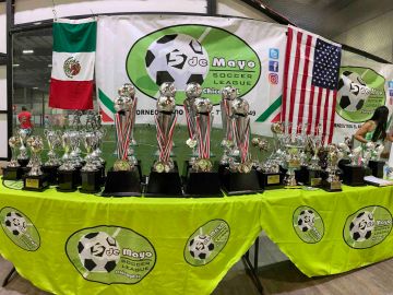 La Liga 5 de Mayo premió a sus campeones con trofeos originales. (Javier Quiroz / La Raza)