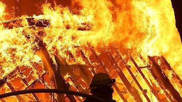 Los fuertes incendios han dañado edificaciones y han obligado a que miles sean evacuados.