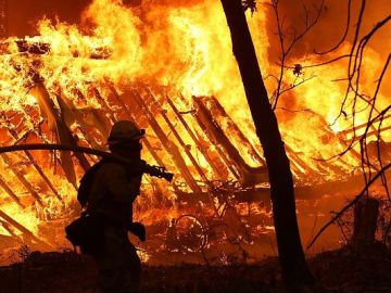 Los fuertes incendios han dañado edificaciones y han obligado a que miles sean evacuados.