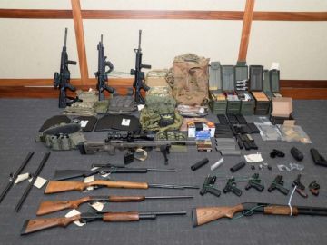 Armas y municiones ocupadas en el apartamento de Christopher Paul Hasson.