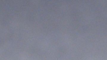 El exbasquetbolista ayuda al pequeño que recibió un disparo en un partido de futbol americano.