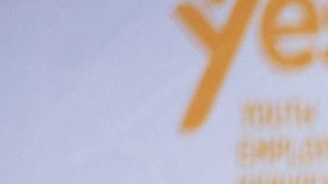 El Príncipe Harry, Duque de Sussex y Meghan, Duquesa de Sussex de Gran Bretaña llegan al Centro de Servicios de Empleo Juvenil en el municipio de Tembisa, Johannesburgo, el 2 de octubre de 2019.