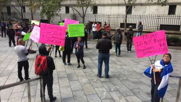 Protesta contra el presidente de Honduras fuera del tribunal federal de Manhattan, donde su hermano "Tony" Hernández es juzgado.