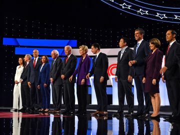 Doce candidatos demócratas participan en el debate en Ohio.