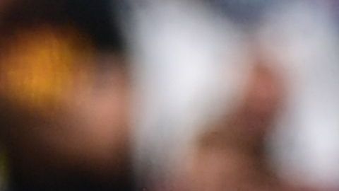 El partido tuvo que ser interrumpido para sacar al hombre de la cancha,