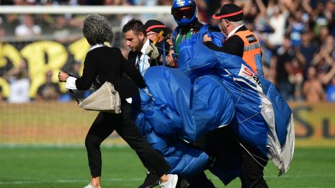 El partido tuvo que ser interrumpido para sacar al hombre de la cancha,