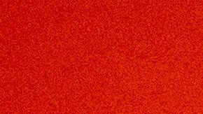 Bomberos recorren las carreteras rodeadas de fuego por el incendio de Kincade cerca de Geyserville, California.