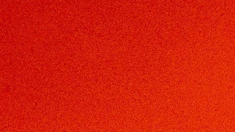 Bomberos recorren las carreteras rodeadas de fuego por el incendio de Kincade cerca de Geyserville, California.