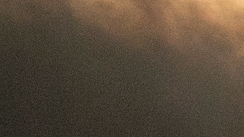 Un edificio arde en un viñedo en Sonoma, California.