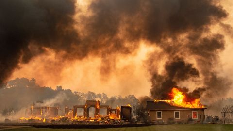 Un edificio arde en un viñedo en Sonoma, California.