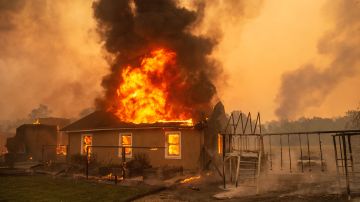 Una casa se quema en un viñedo en Sonoma, California.