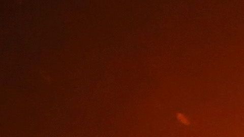 Los bomberos trabajan en el incendio de una casa en Porter Ranch.