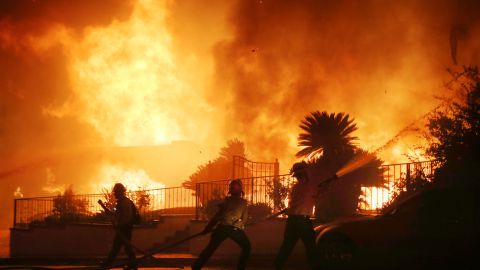 Los bomberos trabajan en el incendio de una casa en Porter Ranch.