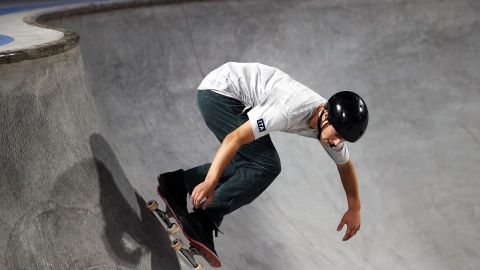 El pequeño deseaba poder patinar como un profesional.