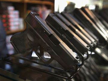 California impone controles más estrictos sobre las armas de fuego.