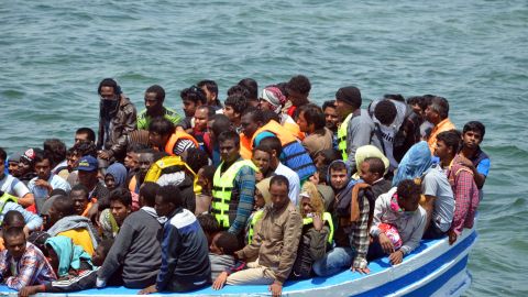 Fotografía de archivo de un grupo de migrantes navegando por el mar Mediterráneo.