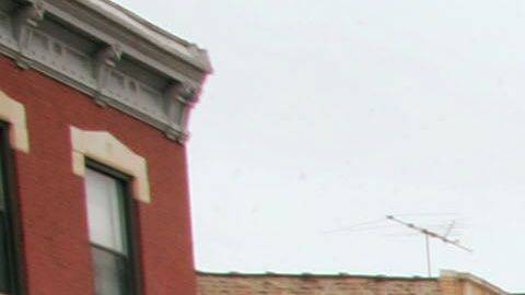 Un conductor puso en peligro a una familia por no respetar la luz roja.