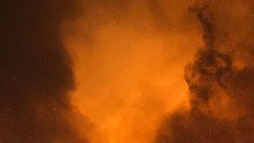 Miles de personas han tenido que ser evacuadas mientras el fuego se sigue expandiendo.