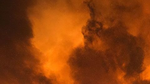Miles de personas han tenido que ser evacuadas mientras el fuego se sigue expandiendo.