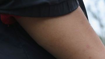 Los hijos de inmigrantes reciben ayuda, incluyendo juguetes.