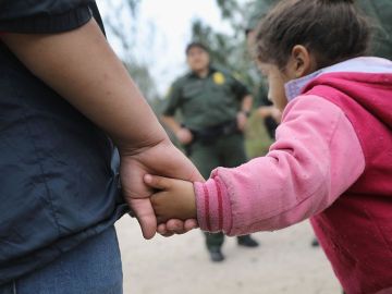 Los hijos de inmigrantes reciben ayuda, incluyendo juguetes.
