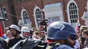 Supremacistas blancos chocan contra la policía en Charlottesville, Virginia.
