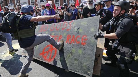 Supremacistas blancos chocan contra la policía en Charlottesville, Virginia.