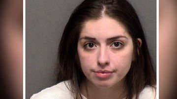 Christian Lydia Martínez, de 25 años, enfrenta un cargo de agresión agravada utilizando un arma mortal contra un familiar.