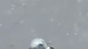 Policía habla con ciudadanos por supuesta golpiza.