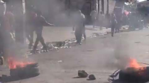El fuego ha llenado las calles de Haití como parte de las protestas.