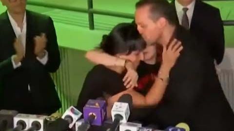 Los hijos de José José durante la conferencia de prensa luego de su reencuentro.